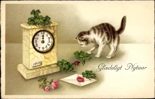 Ak Glückwunsch Neujahr, Katze, Uhr, Kleeblätter, Marienkäfer