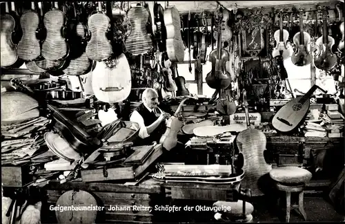 Ak Geigenbaumeister Johann Reiter, Schöpfer der Oktavgeige, Nachf. Erich Sandner, Werkstatt