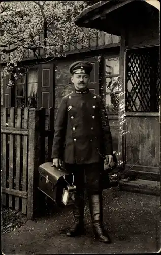 Foto Ak Soldat in Uniform mit Gepäck und Laterne