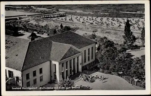 Ak Ostseebad Heringsdorf auf Usedom, Kulturhaus mit Sicht zum Strand