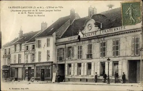 Ak La Ferté Gaucher Seine et Marne, L'Hôtel de Ville, vue de Face, Place du Marché, Le Familistère