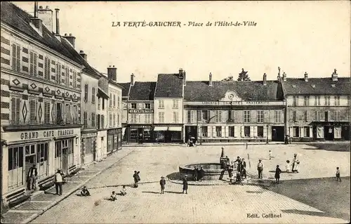 Ak La Ferté Gaucher Seine et Marne, Place de l'Hôtel de Ville, fontaine, Grand Café Francais