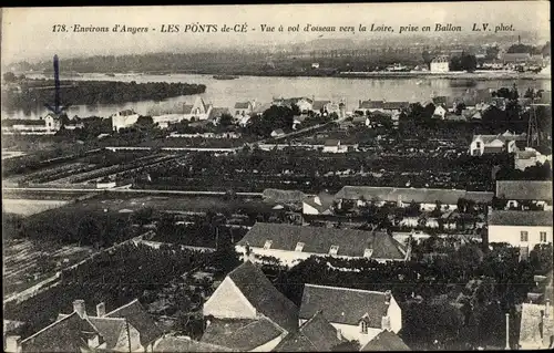 Ak Les Ponts de Cé Maine et Loire, Vue à vol d´Oiseau vers la Loire