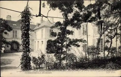 Ak Verrières le Buisson Essonne, Bâtiments derrière les Arbres
