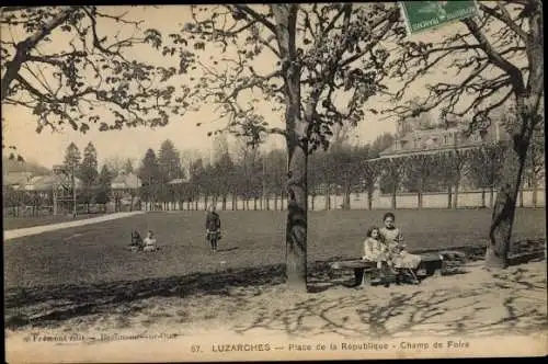 Ak Luzarches Val d’Oises, Rue de la Republique, Champ de Foire