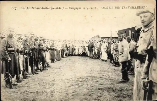Ak Brétigny-sur-Orge Essonne, Campagne 1914 - 15 - 16, Sortie des Travailleurs