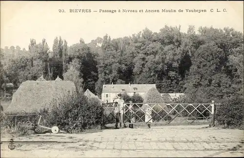 Ak Bièvres Essonne, Passage à Niveau et Ancien Moulin de Vauboyen
