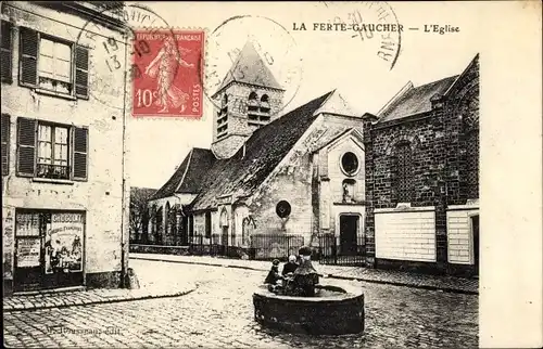 Ak La Ferté Gaucher Seine et Marne, L'Église, vue extérieure, fontaine