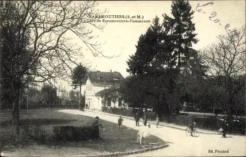 Ak Faremoutiers Seine et Marne, Gare de Pommeuse, passants