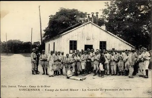 Ak Vincennes Val de Marne, Camp de Saint Maur, La Corvee de Pommes de Terre