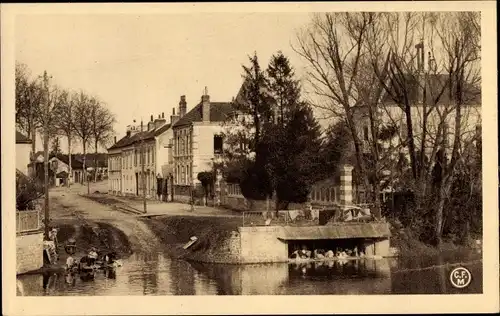 Ak Montargis Loiret, Lavoir sur le Loing, Laveuses