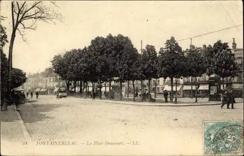 Ak Fontainebleau Seine et Marne, Place Denecourt, voiture, piétons