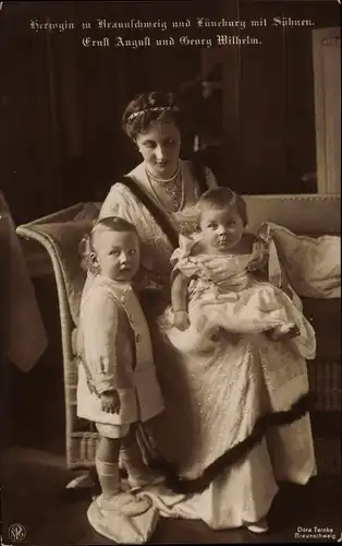 Ak Prinzessin Victoria Luise, Herzogin zu Braunschweig mit Söhnen Ernst August und Georg Wilhelm