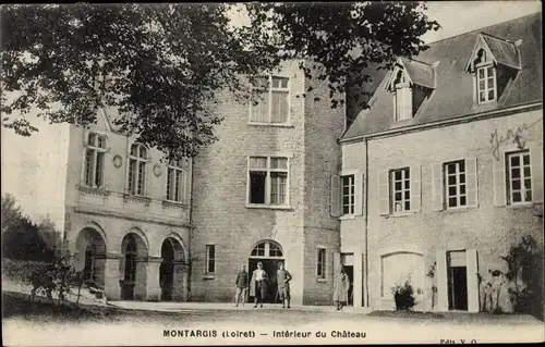 Ak Montargis Loiret, Le Château, Cour Intérieure