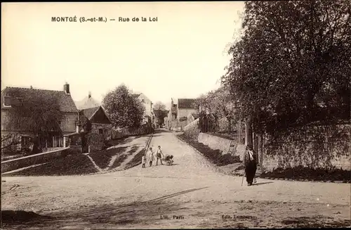 Ak Montgé Seine et Marne, Rue de la Loi, piétons