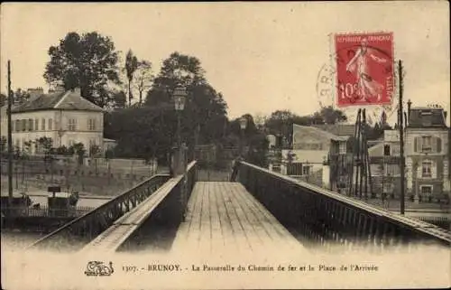 Ak Brunoy Essonne, Passerelle du Chemin de Fer et Place de l´Arrivée