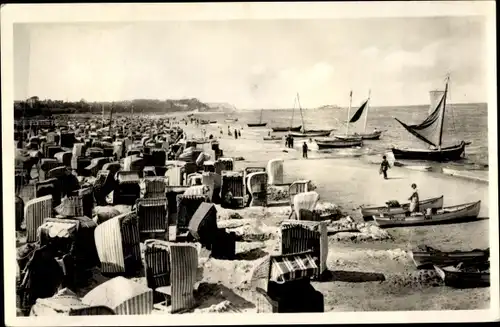 Ak Ostseebad Ahlbeck Heringsdorf auf Usedom, Partie am Strand, Segelschiffe