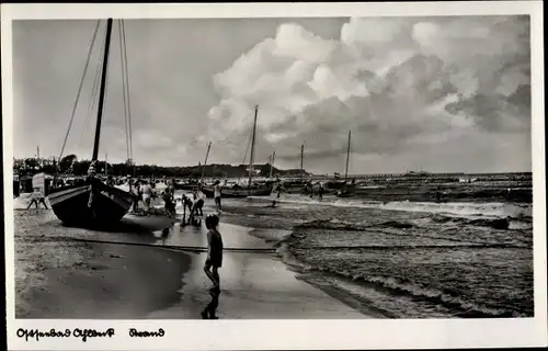 Ak Ostseebad Ahlbeck Heringsdorf auf Usedom, Partie am Strand, Segelschiffe