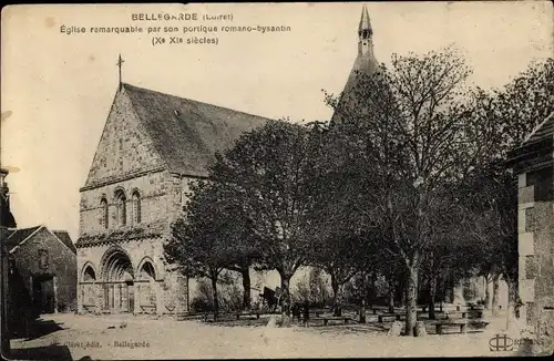 Ak Bellegarde Loiret, Église à Portail Romano-Bysantin