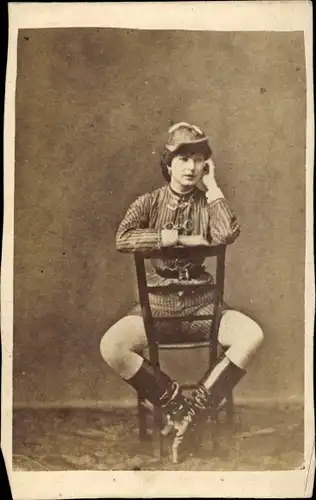 Carte de Visite Frau in kurzen Hosen auf einem Stuhl, Portrait