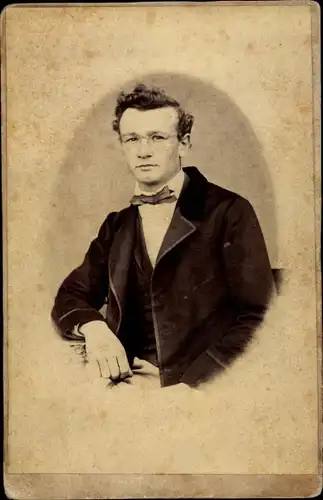 Carte de Visite Portrait von einem Mann mit Brille, 1851