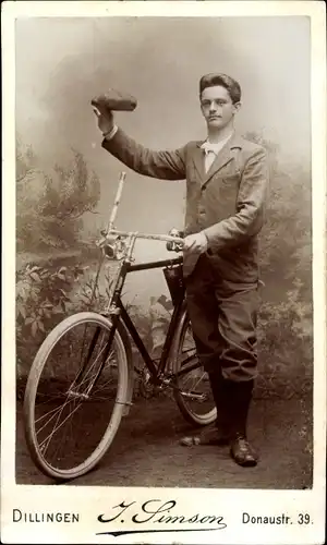 Carte de Visite Portrait von einem Mann mit Fahrrad, Fotograf J. Simson, Dillingen