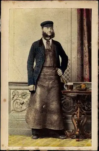 Carte de Visite Fassbinder, Portrait mit Bierkrug, H. Schütt