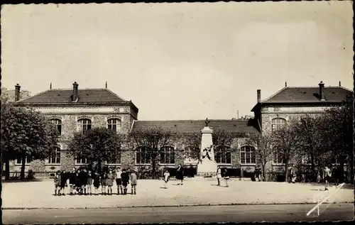 Ak Rosny sous Bois Seine Saint Denis, École des Garçons, Place de la Gare