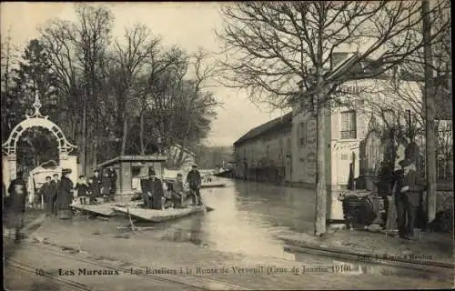 Ak Les Mureaux Yvelines, Bateliers à la Ronde de Verneuil, Crue de Janvier 1910