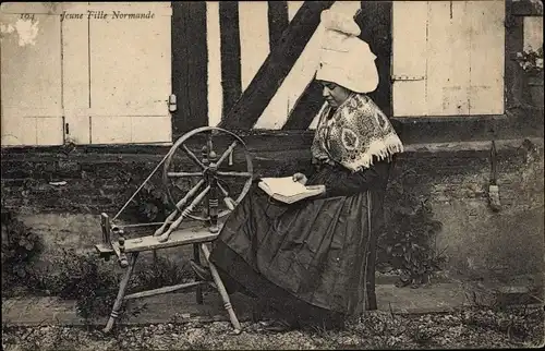 Ak Normandie, Frau in Tracht, Spinnrad