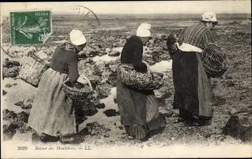 Ak Retour des Moulieres, Muschelsammlerinnen