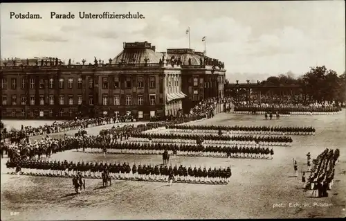 Ak Potsdam in Brandenburg, Parade, Unteroffizierschule