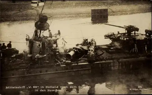 Ak Deutsches Kriegsschiff, Mittelschiff V 69 in Holland nach dem Gefecht in dem Howden