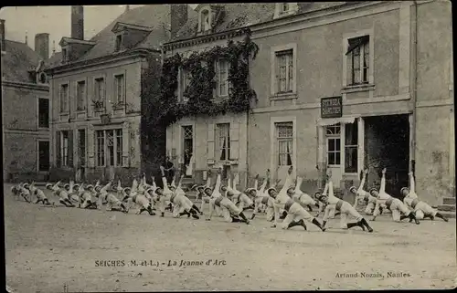Ak Seiches Maine et Loire, La Jeanne-d´Arc, Entrainement de Gymnastes dans une Cour