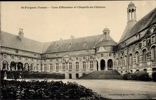 Ak Saint Fargeau Yonne, Cour d´Honneur et Chapelle du Château