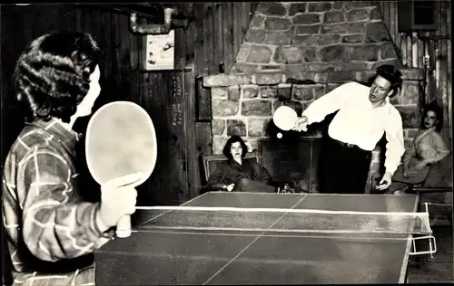 Foto Ak Mann und Frau spielen Tischtennis, Kamin