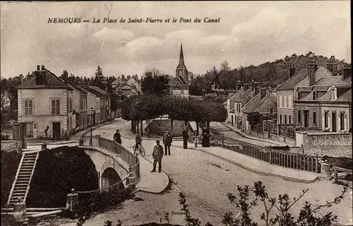 Ak Nemours Seine-et-Marne, Place de Saint Pierre et le Pont du Canal