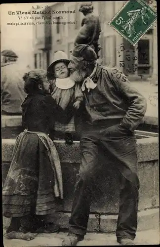 Ak Calvados, Normandie, Portrait d´un Matelot Normand embrassant un Enfant