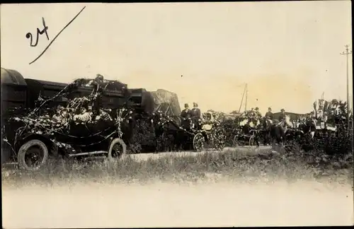 Ak Maine-et-Loire, Cortège d´Automobiles Fleuries