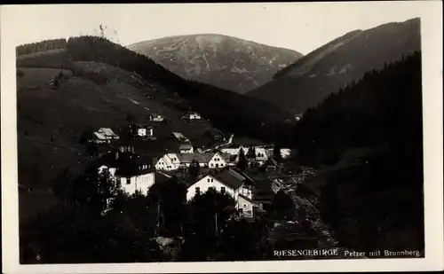 Ak Pec pod Sněžkou Petzer Reg Königgrätz, Panorama vom Ort mit Brunnberg