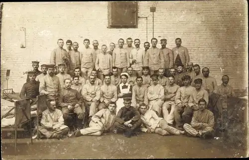 Foto Ak Gruppenfoto von Soldaten und Krankenschwester in einem Lazarett, I. WK
