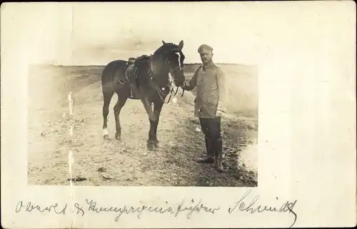 Foto Ak Soldat Schmidt in Uniform mit Pferd, I. WK