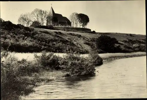 Ak Schalkenmehren in der Eifel, Weinfelder Maar, Kirchenpartie am Wasser