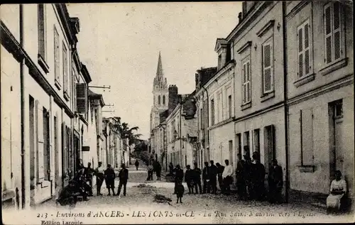 Ak Les Ponts de Cé Maine et Loire, Rue Saint Maurille vers l´Église