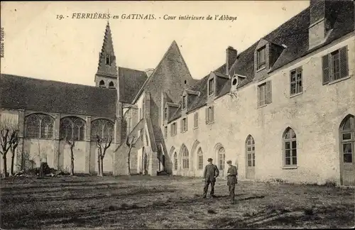 Ak Ferrières en Gâtinais Loiret, Cour Intérieure de l´Abbaye