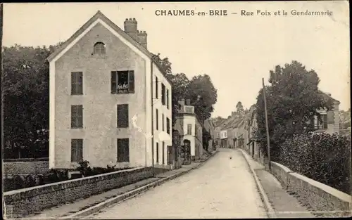 Ak Chaumes en Brie Seine et Marne, Rue Foix et la Gendarmerie