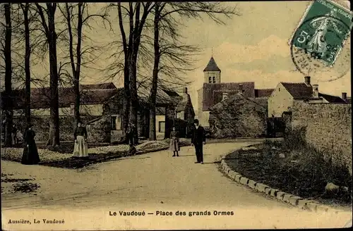 Ak Le Vaudoué Seine-et-Marne, Place des Grands Ormes