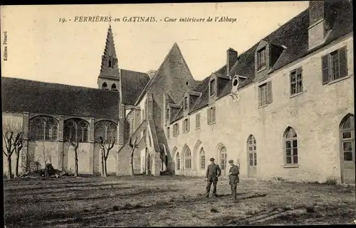 Ak Ferrières en Gâtinais Loiret, Cour intérieure de l´Église de l´Abbaye