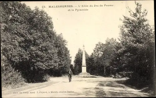 Ak Malesherbes Loiret, Allée du Jeu de Paume et la Pyramide