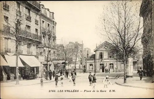 Ak Les Vallées Hauts de Seine, Place de la Gare